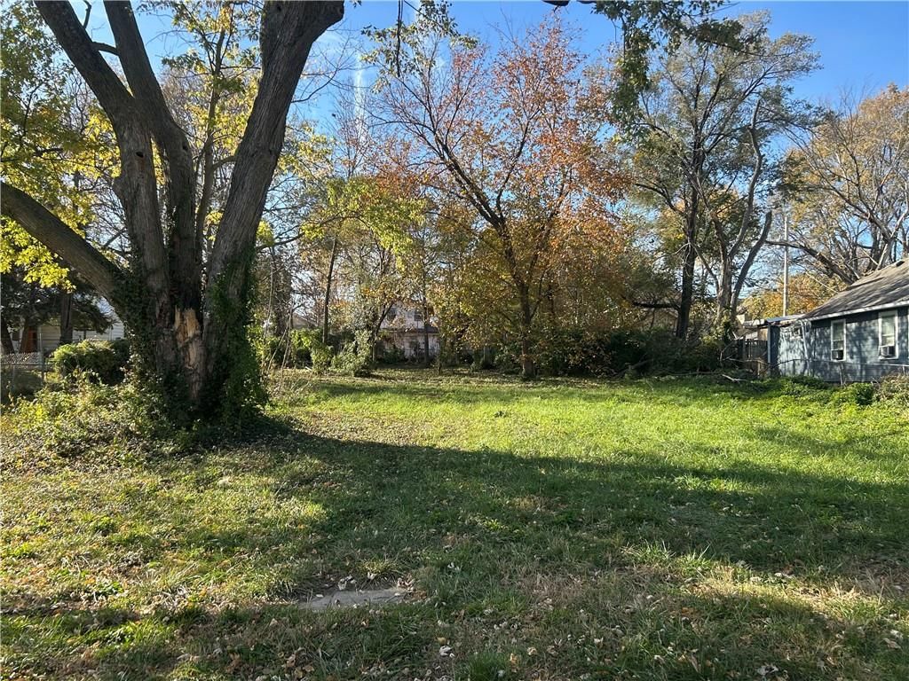 2332 Oakley Avenue W — photo 1