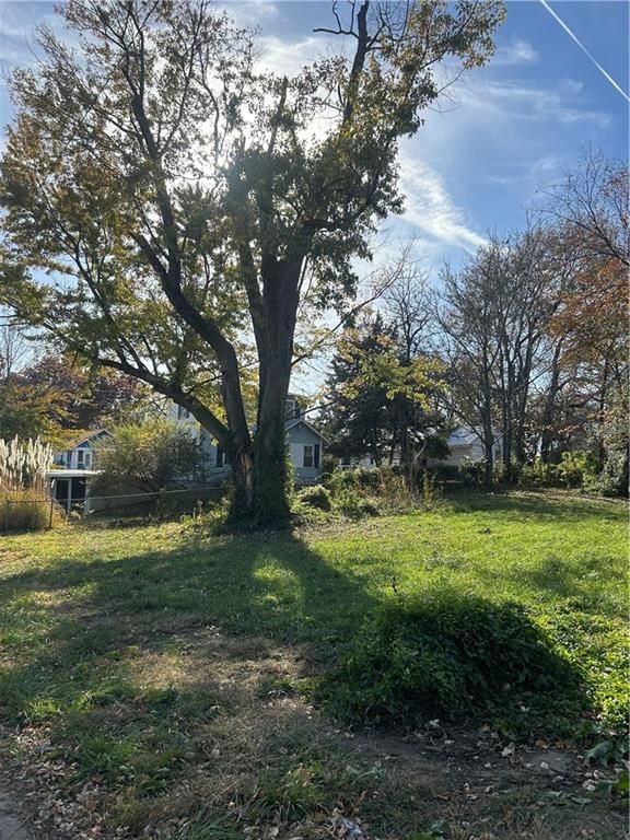 2332 Oakley Avenue W — photo 2