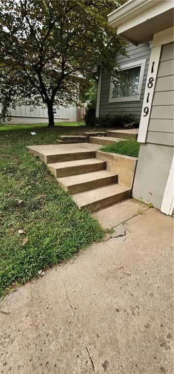 1819 S STAGECOACH Drive — photo 2