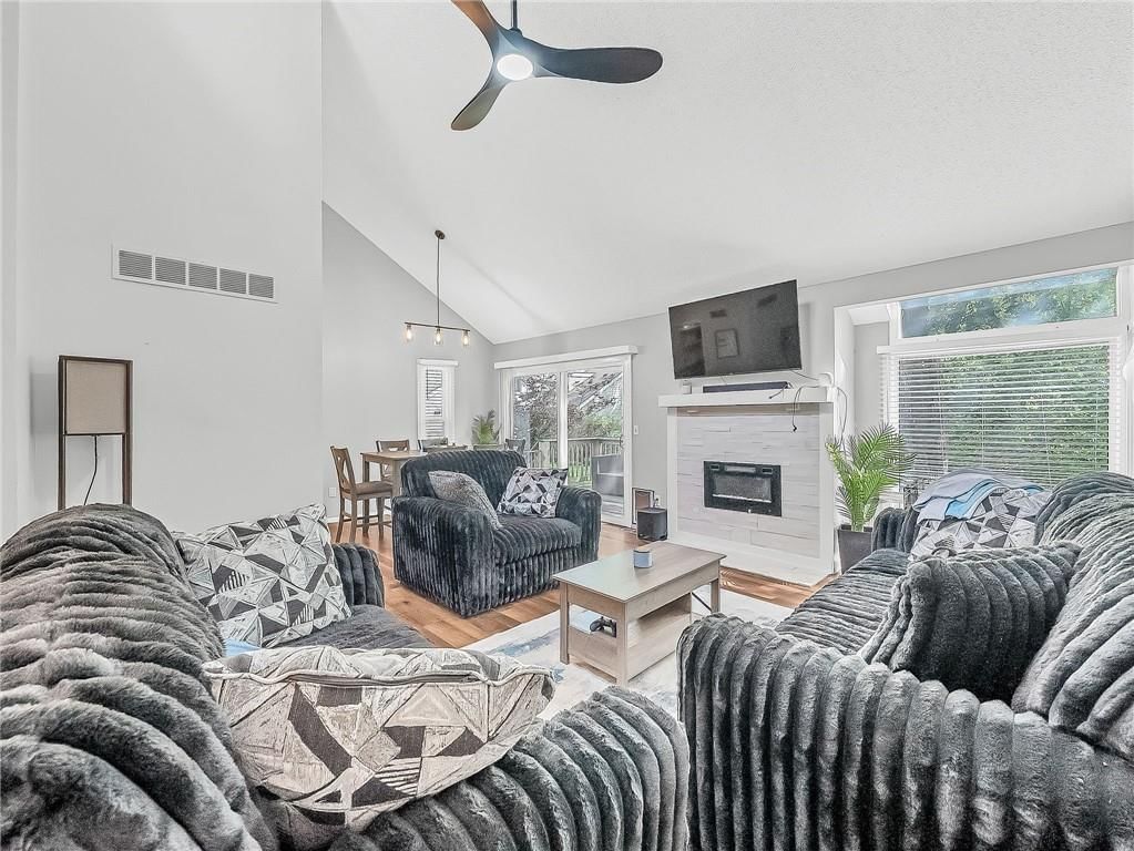 10078 N LOCUST Street — photo 3