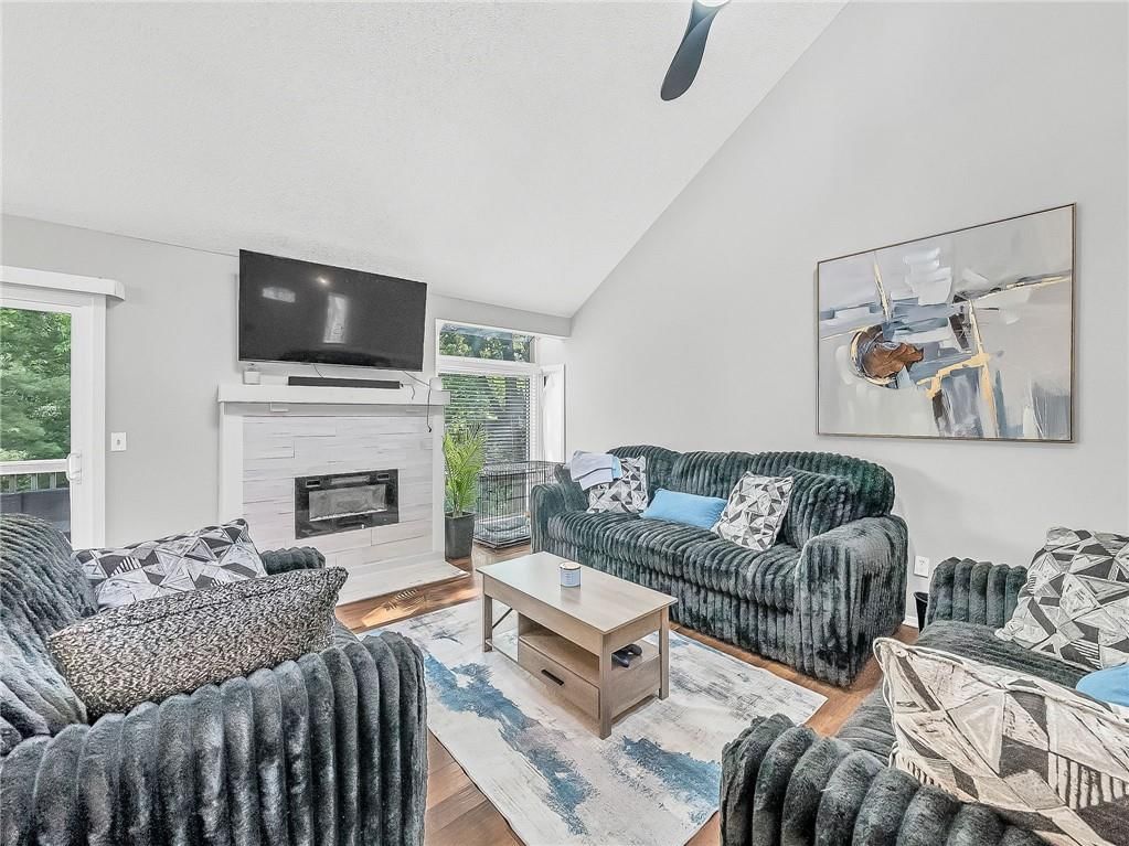 10078 N LOCUST Street — photo 4