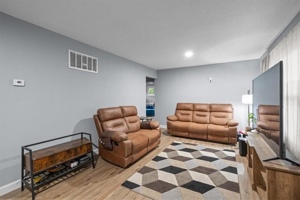 10711 Ewing Drive — photo 2