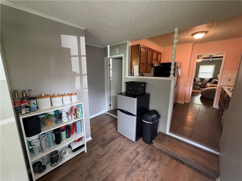 908 E 10th Street — photo 11