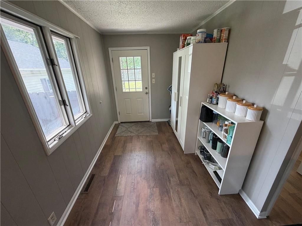 908 E 10th Street — photo 12