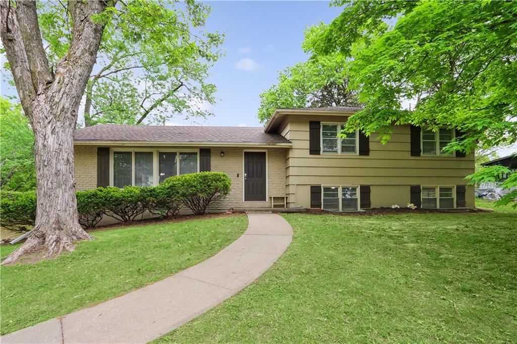 6155 NE Circle View Drive, Kansas City, MO