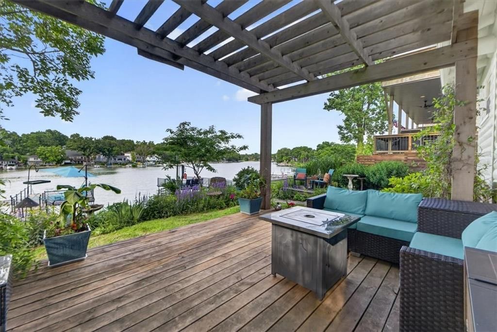25 Beach Drive — photo 1