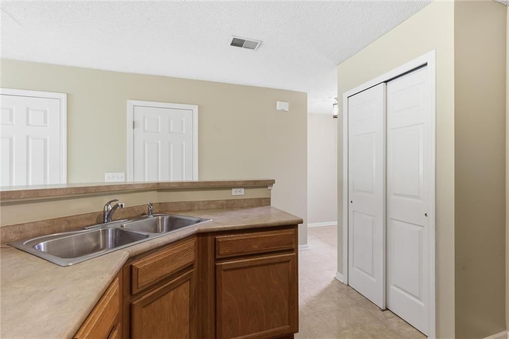5538 N Fairmount Avenue — photo 9