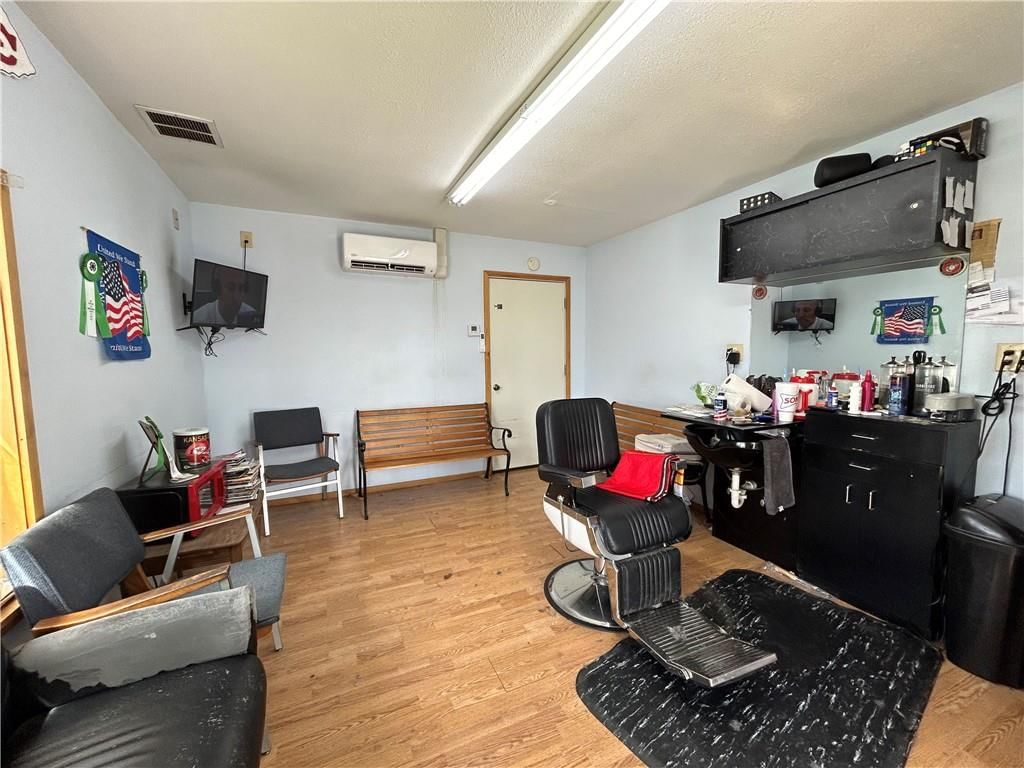 400 N Mcgee Street — photo 7