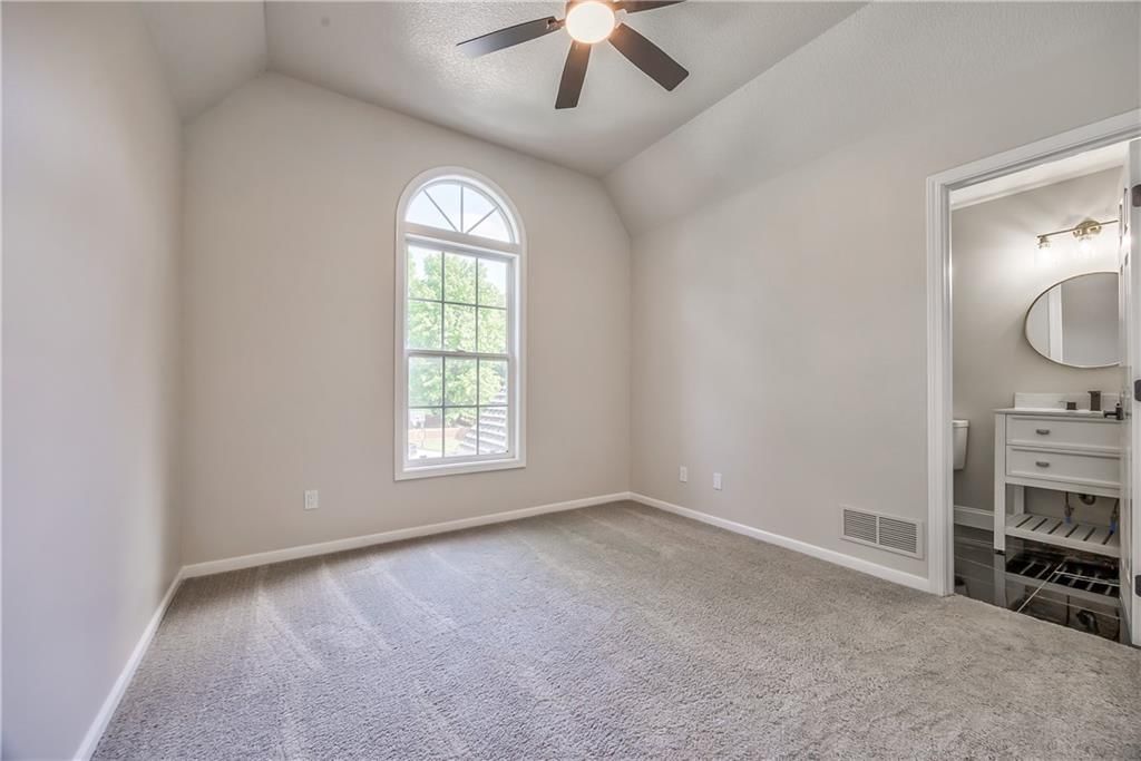 1172 WHITE OAK Lane — photo 33