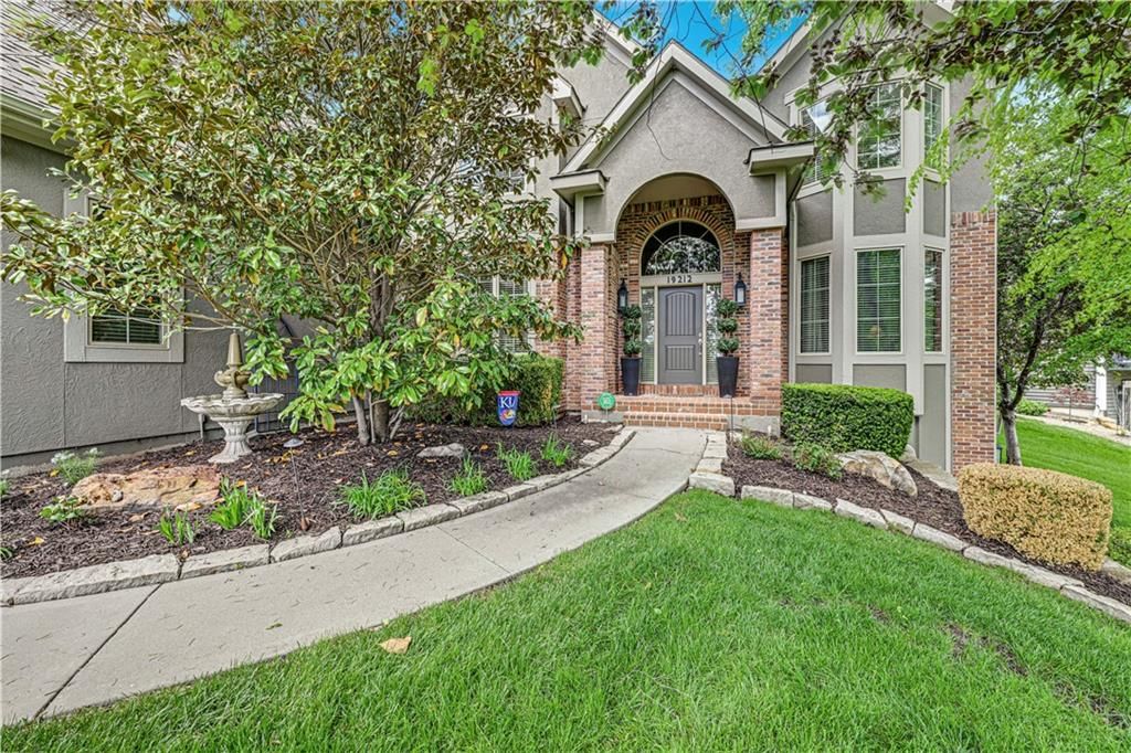 19212 W 64th Terrace — photo 2