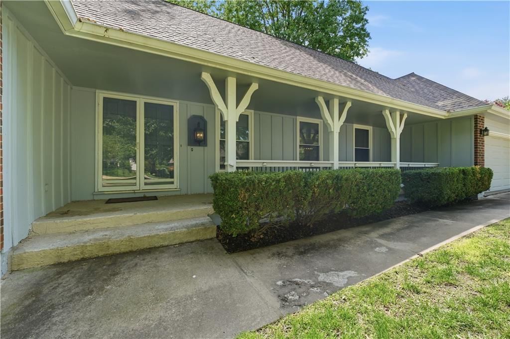600 NE Golfview Drive — photo 2