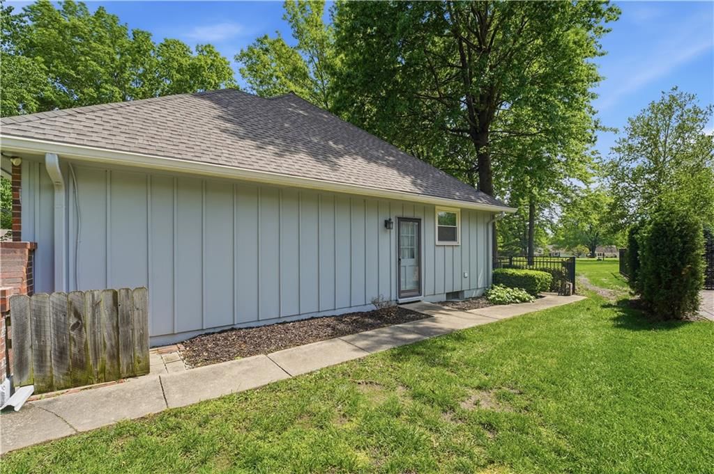 600 NE Golfview Drive — photo 43
