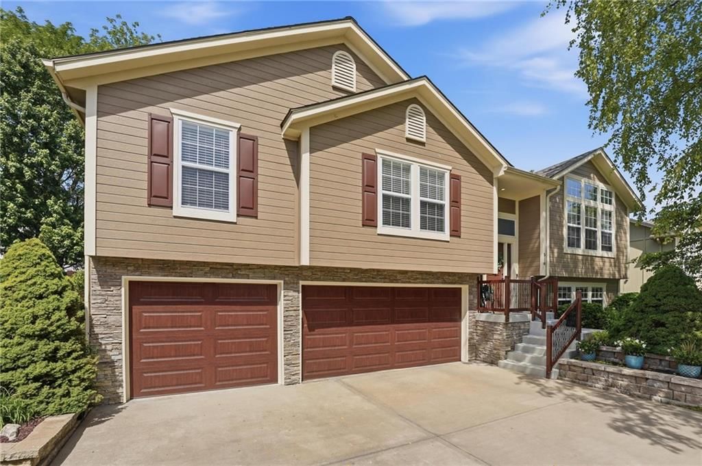 516 NE Topaz Drive — photo 2