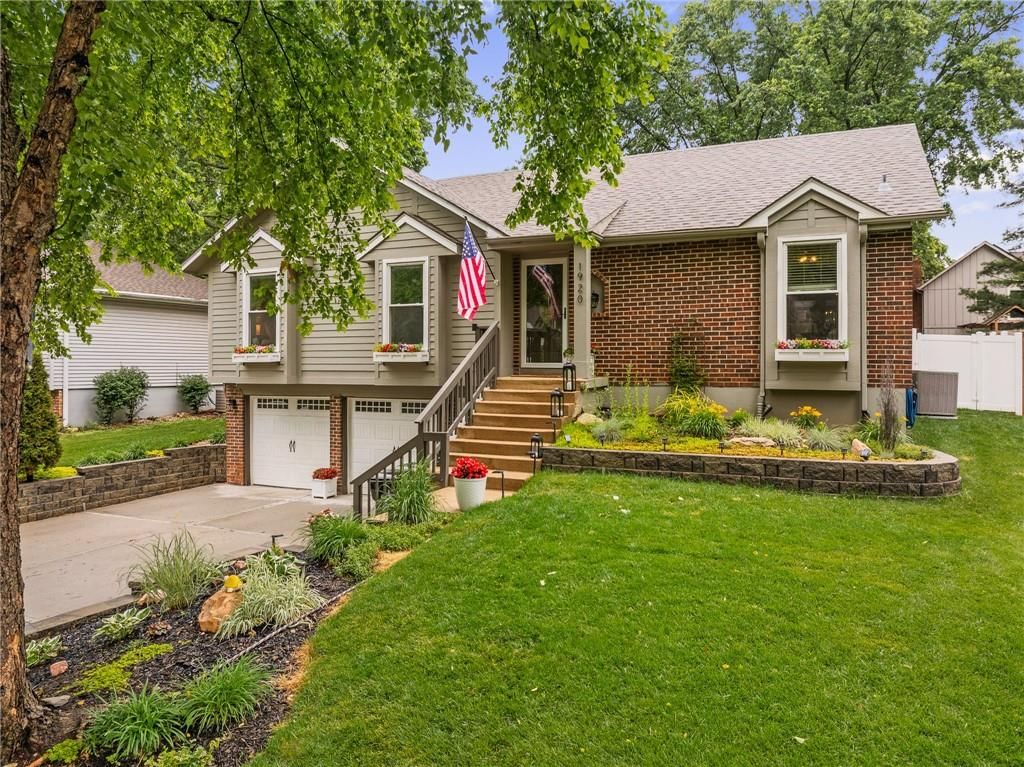 1920 E Jamestown Drive — photo 2