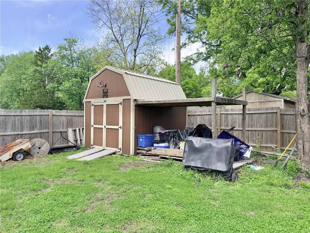 1809 Hillcrest Drive — photo 34