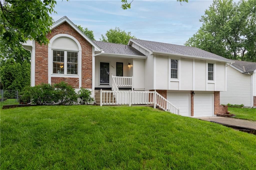 13921 S Summertree Lane, Olathe, KS