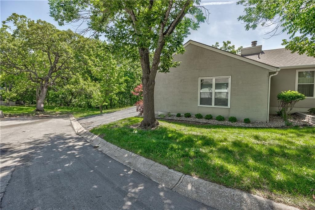 10781 Oakmont Street — photo 2