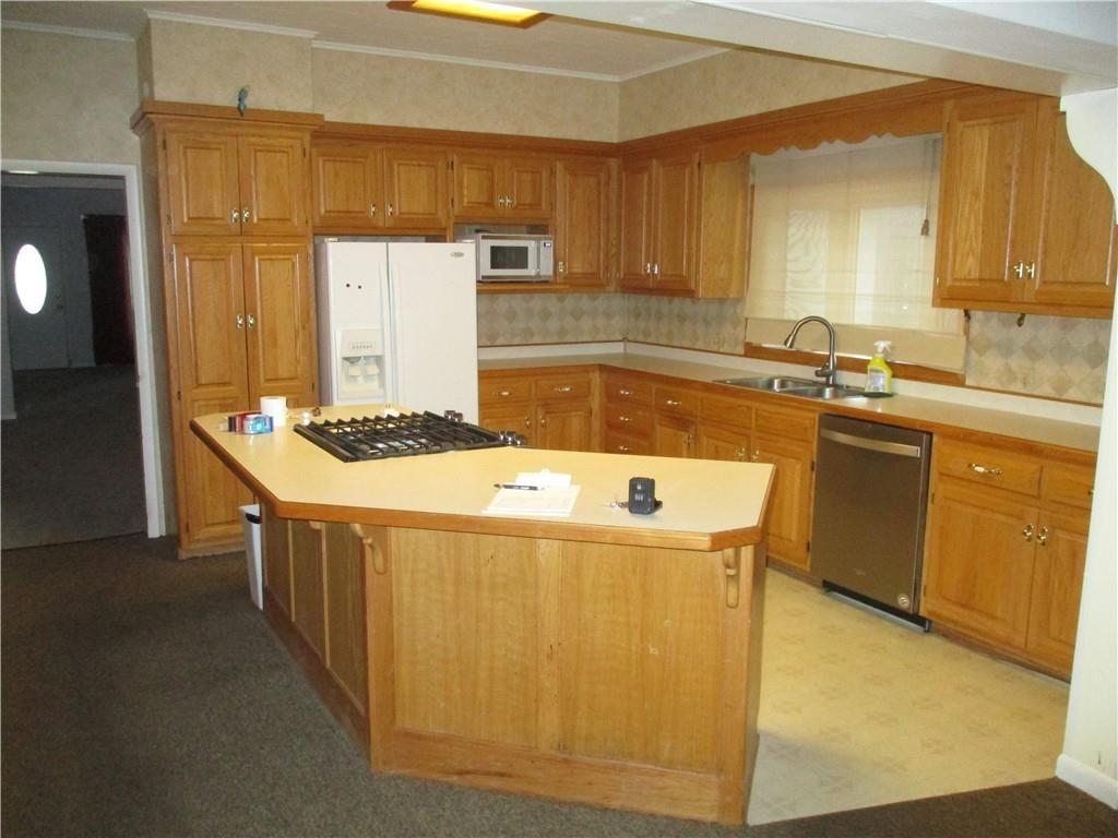 208 E 21st Street — photo 31