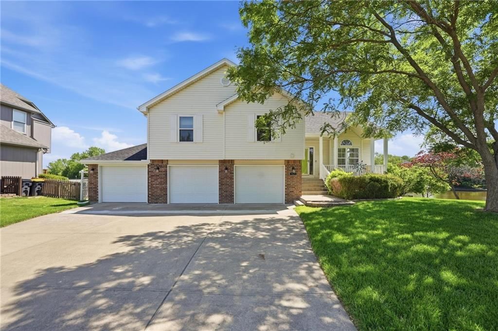 521 SW Graystone Drive — photo 1