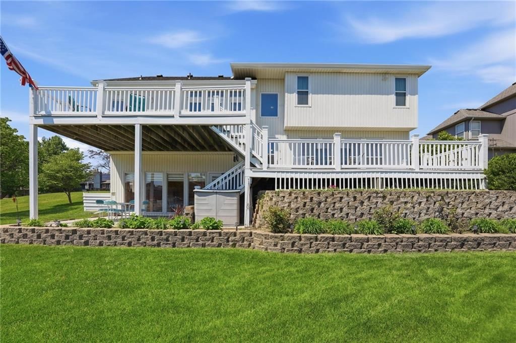 521 SW Graystone Drive — photo 2