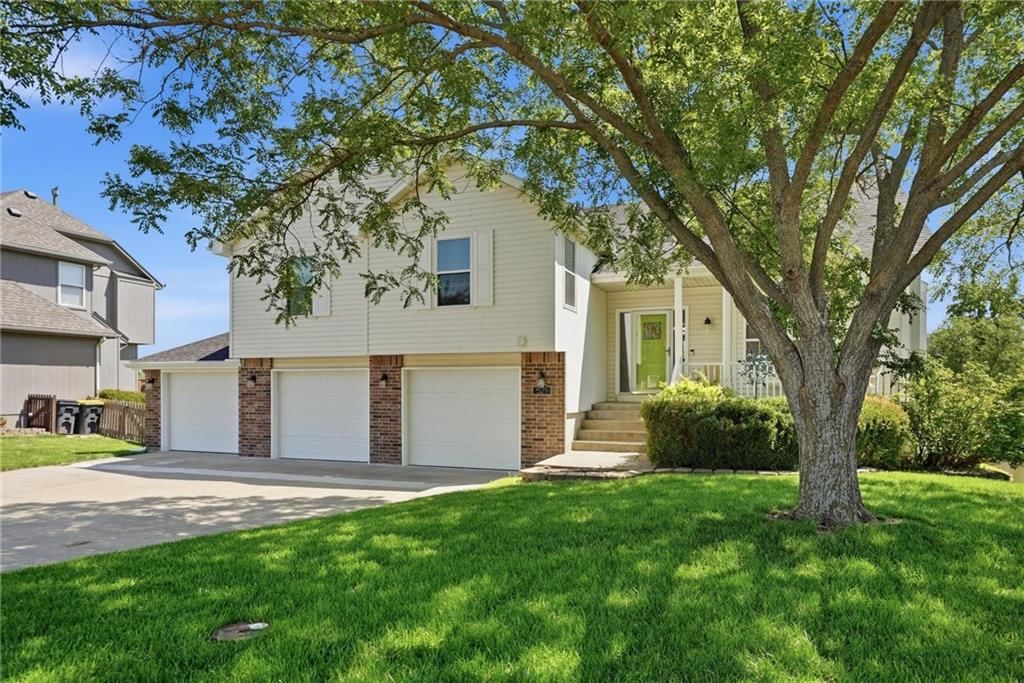 521 SW Graystone Drive — photo 52