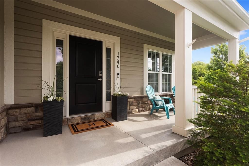 1740 NE Nine Oaks Drive — photo 2