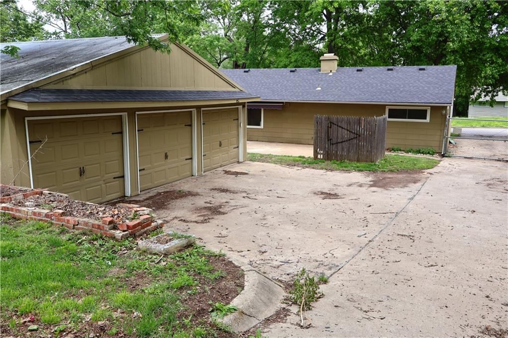 10710 Newton Avenue — photo 2