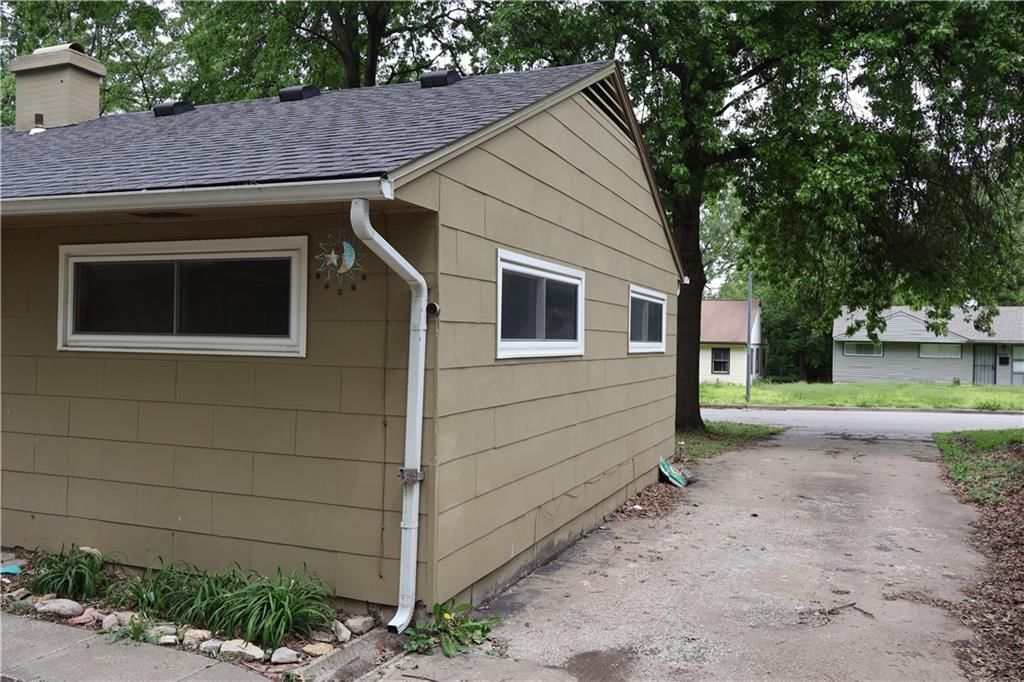 10710 Newton Avenue — photo 26