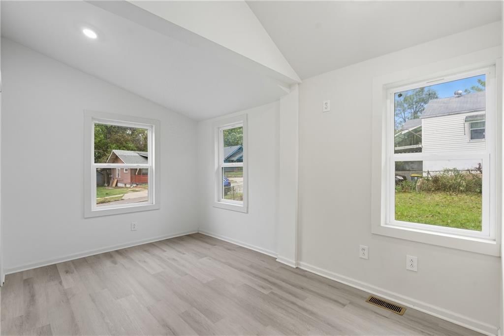 4015 Myrtle Avenue — photo 22