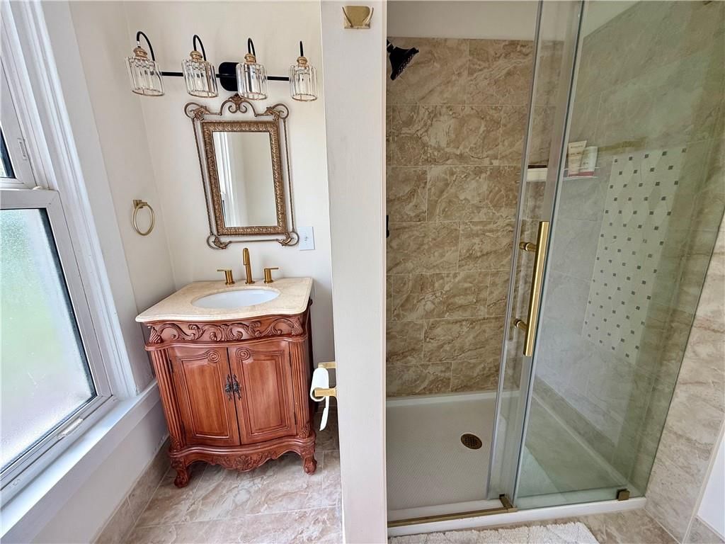 121 W Royle Street — photo 11