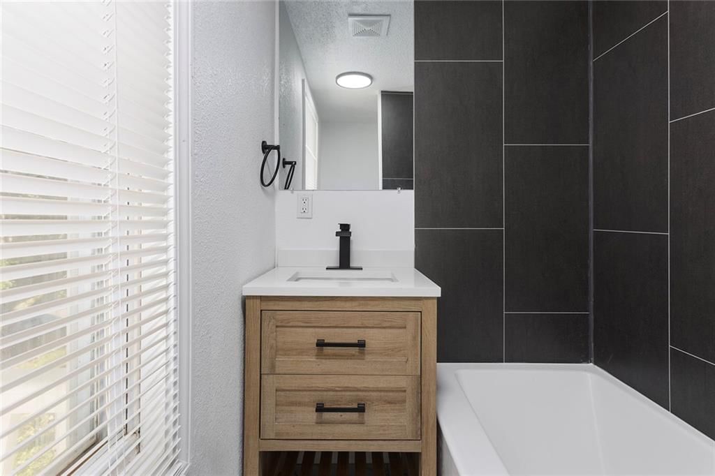 751 Simspon Avenue — photo 8
