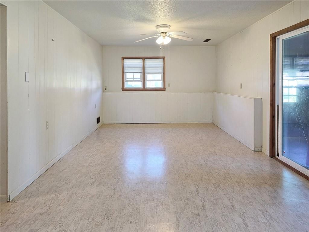 209 W 6th Street — photo 34