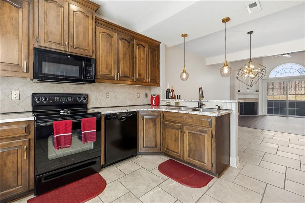 15832 W 61ST Street — photo 7