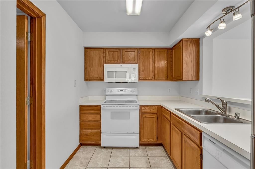 Photo 13 of 35 - 2752 Grand Circle, Lawrence, KS 66047