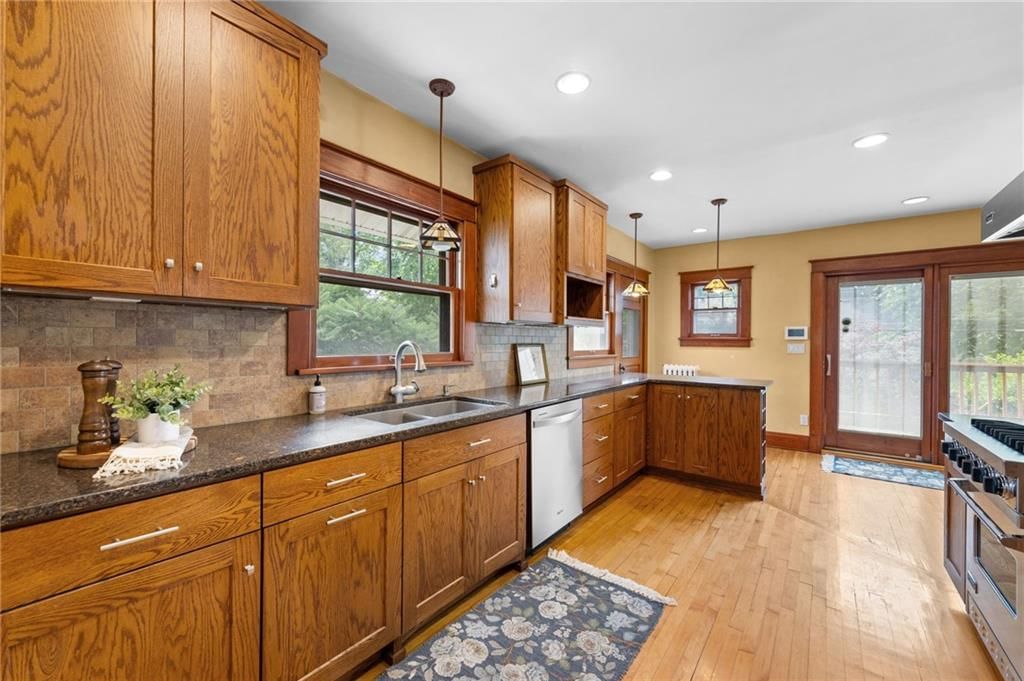 5736 Kenwood Avenue — photo 16