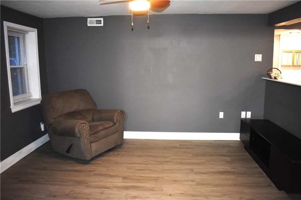 606 W Locust Street — photo 3
