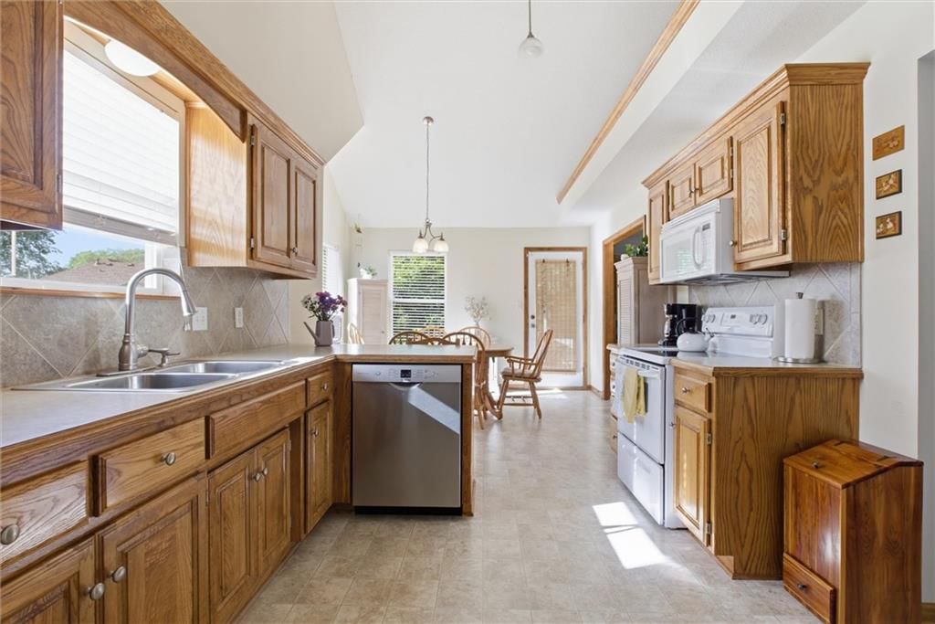 1209 Ashford Street — photo 8