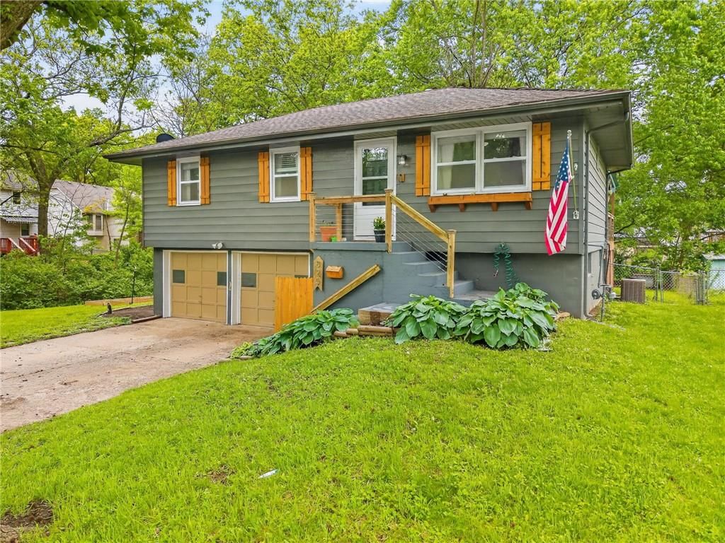 825 SW PLEASANT Drive — photo 2