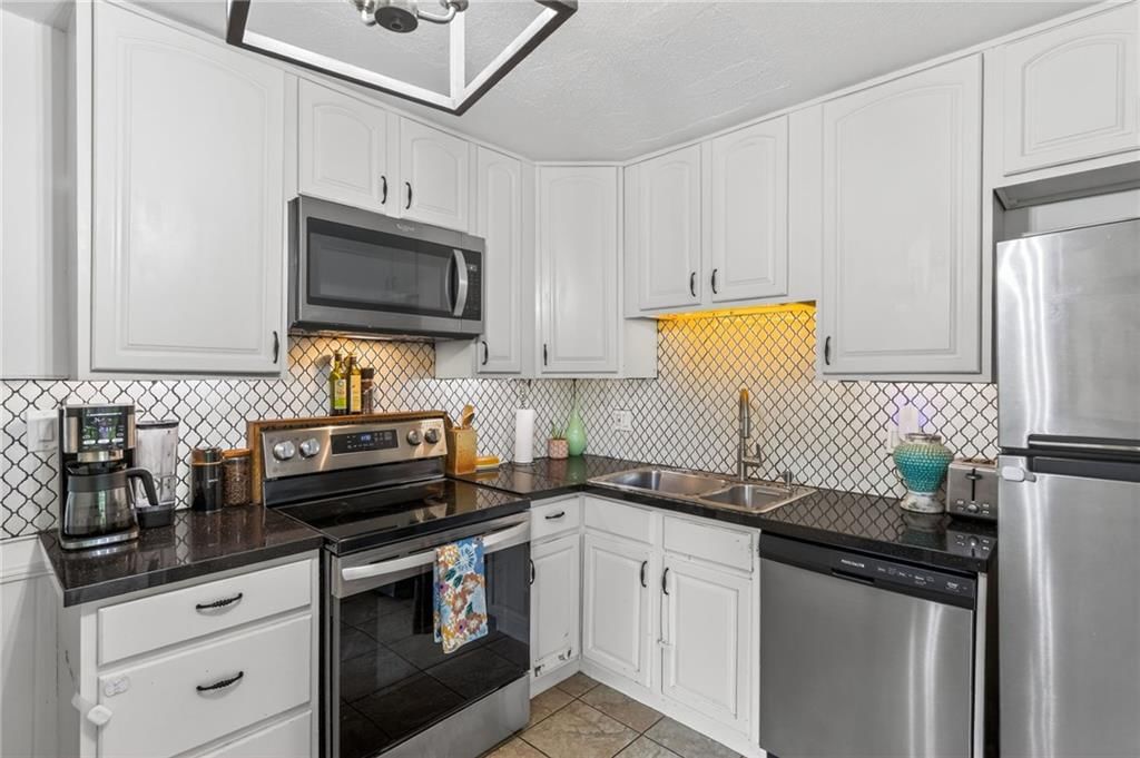 825 SW PLEASANT Drive — photo 10
