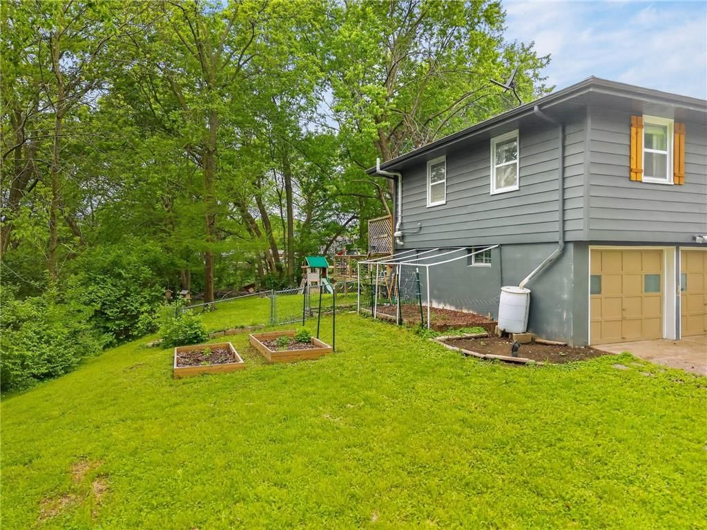 825 SW PLEASANT Drive — photo 32
