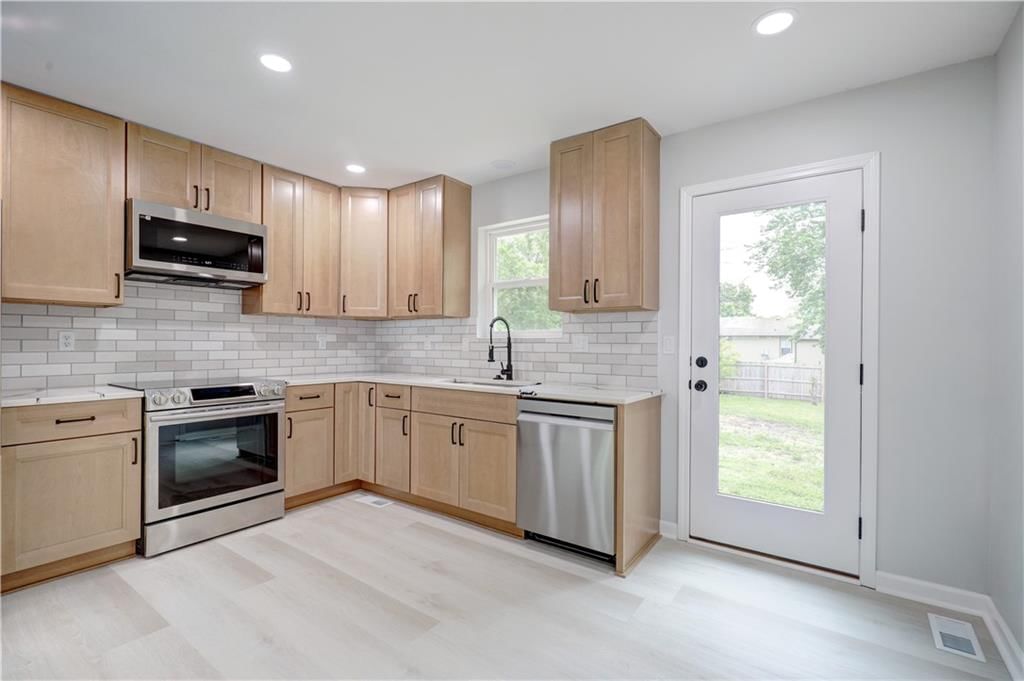 105 W Baltic Street — photo 11