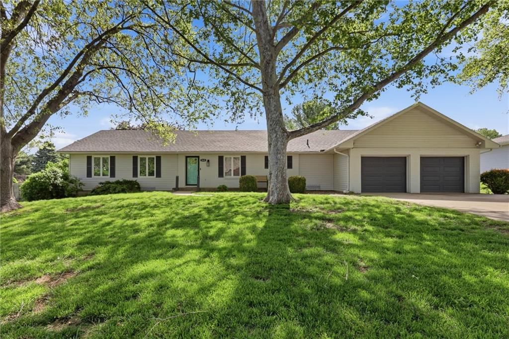 5645 Meadow View Drive — photo 1