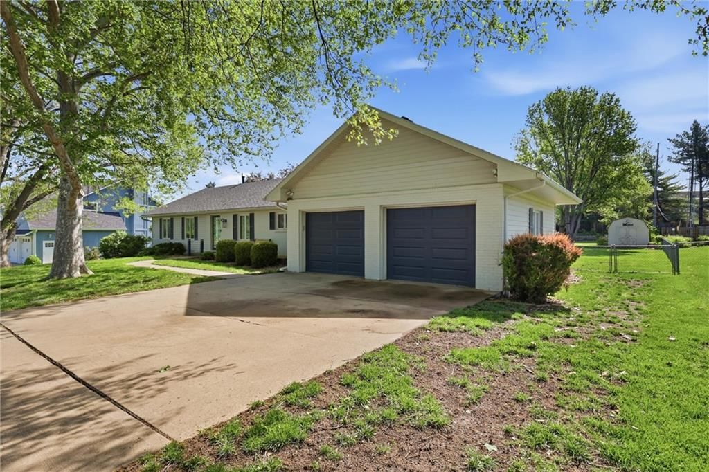 5645 Meadow View Drive — photo 2