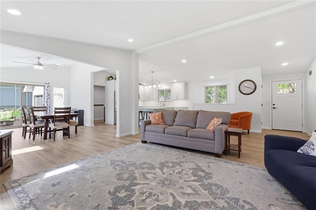 5645 Meadow View Drive — photo 8