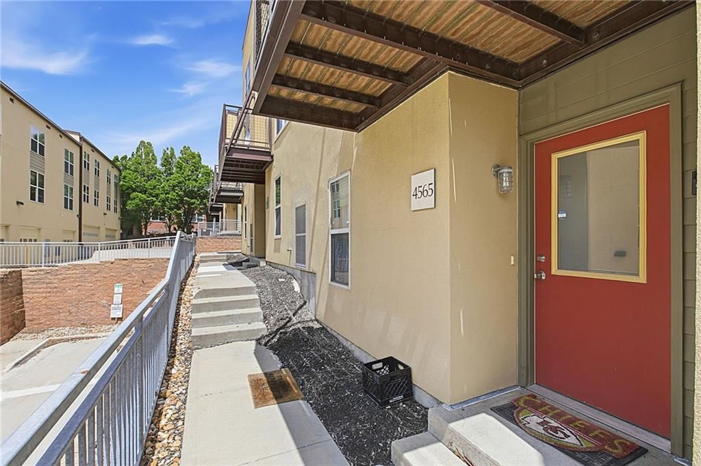4565 Madison Avenue — photo 2
