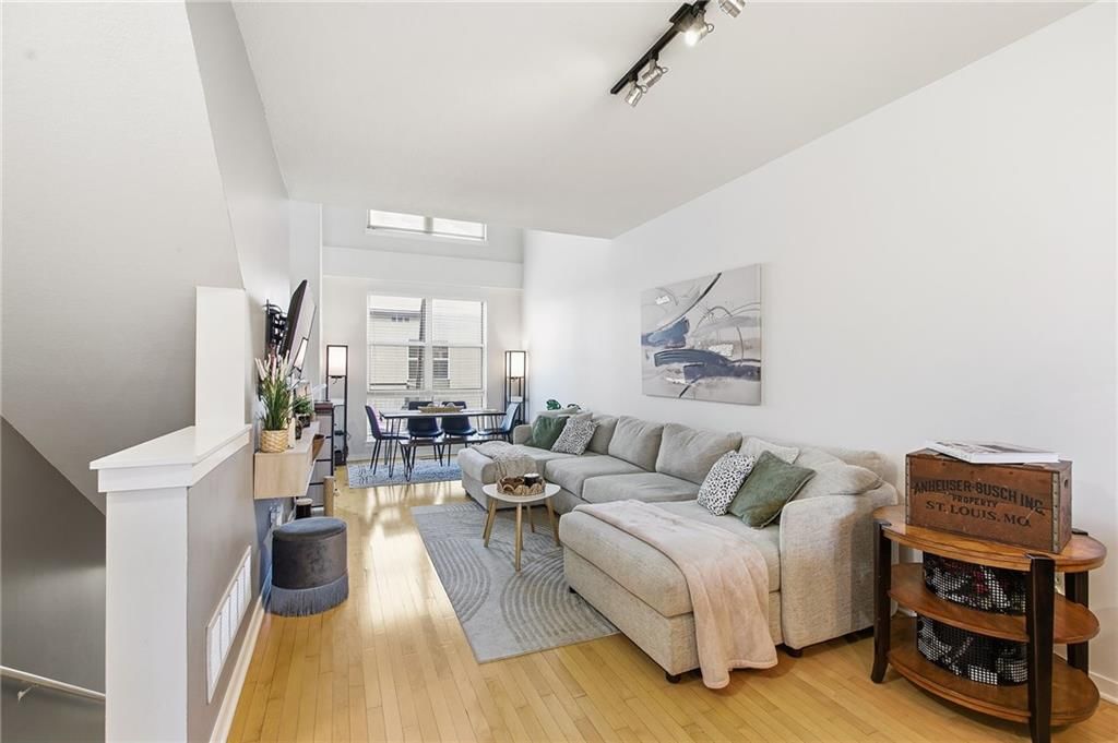 4565 Madison Avenue — photo 8