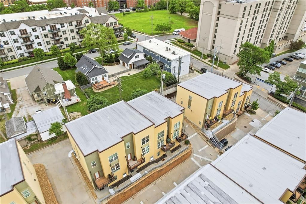 4565 Madison Avenue — photo 42