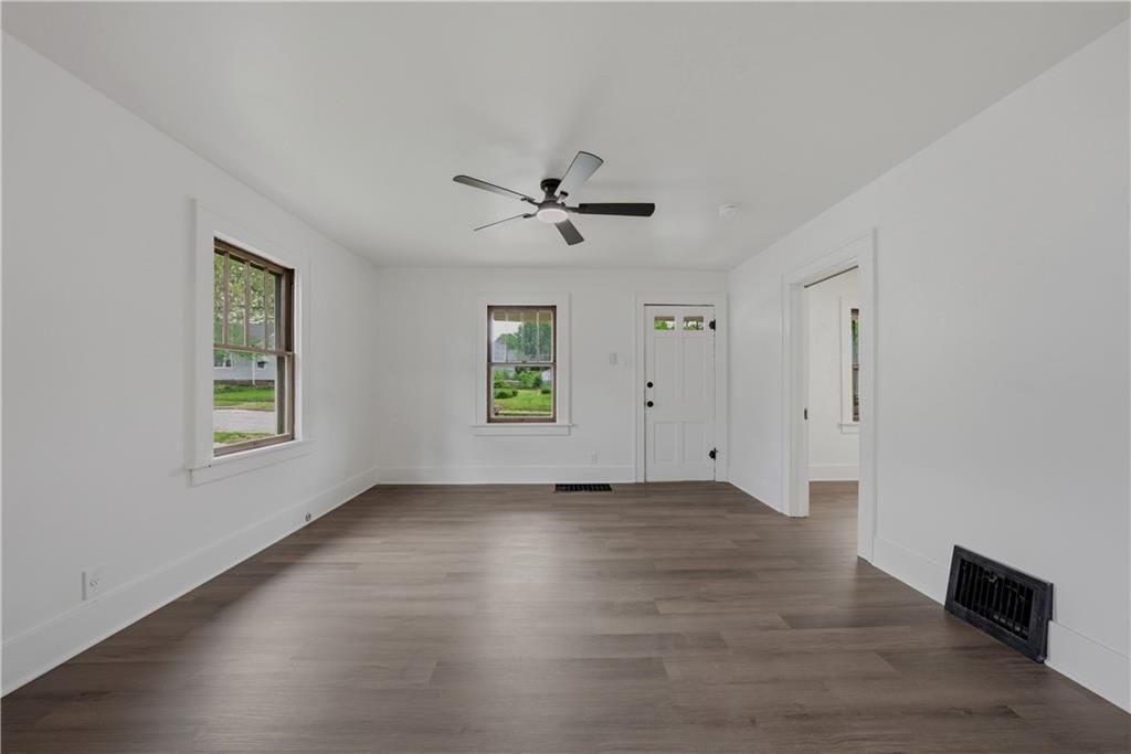 2407 Seneca Street — photo 4