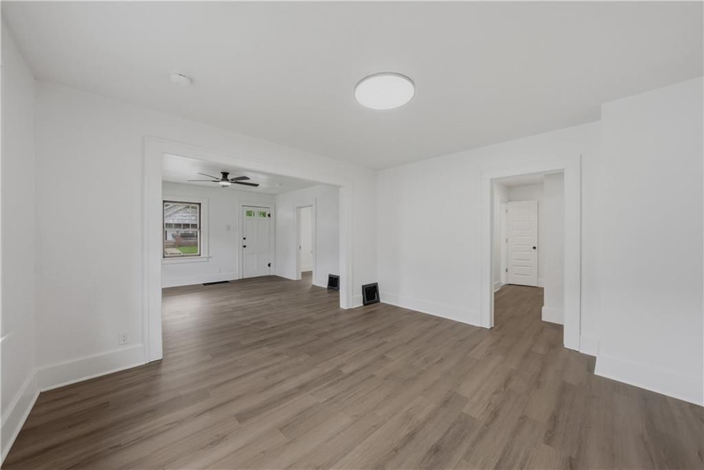 2407 Seneca Street — photo 8