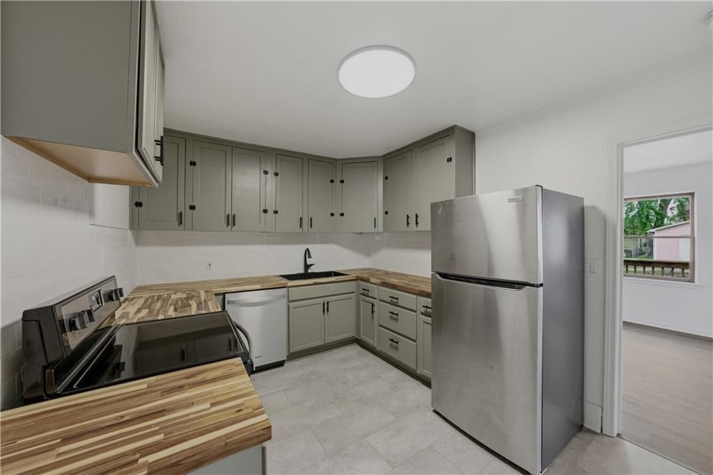 2407 Seneca Street — photo 9